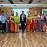 Read more about the article Pelatihan Tari Gending Sriwijaya Untuk Mahasiswa BIPA Di Universitas Thammasat Thailand