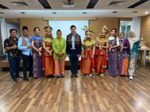 Read more about the article Pelatihan Tari Gending Sriwijaya Untuk Mahasiswa BIPA Di Universitas Thammasat Thailand