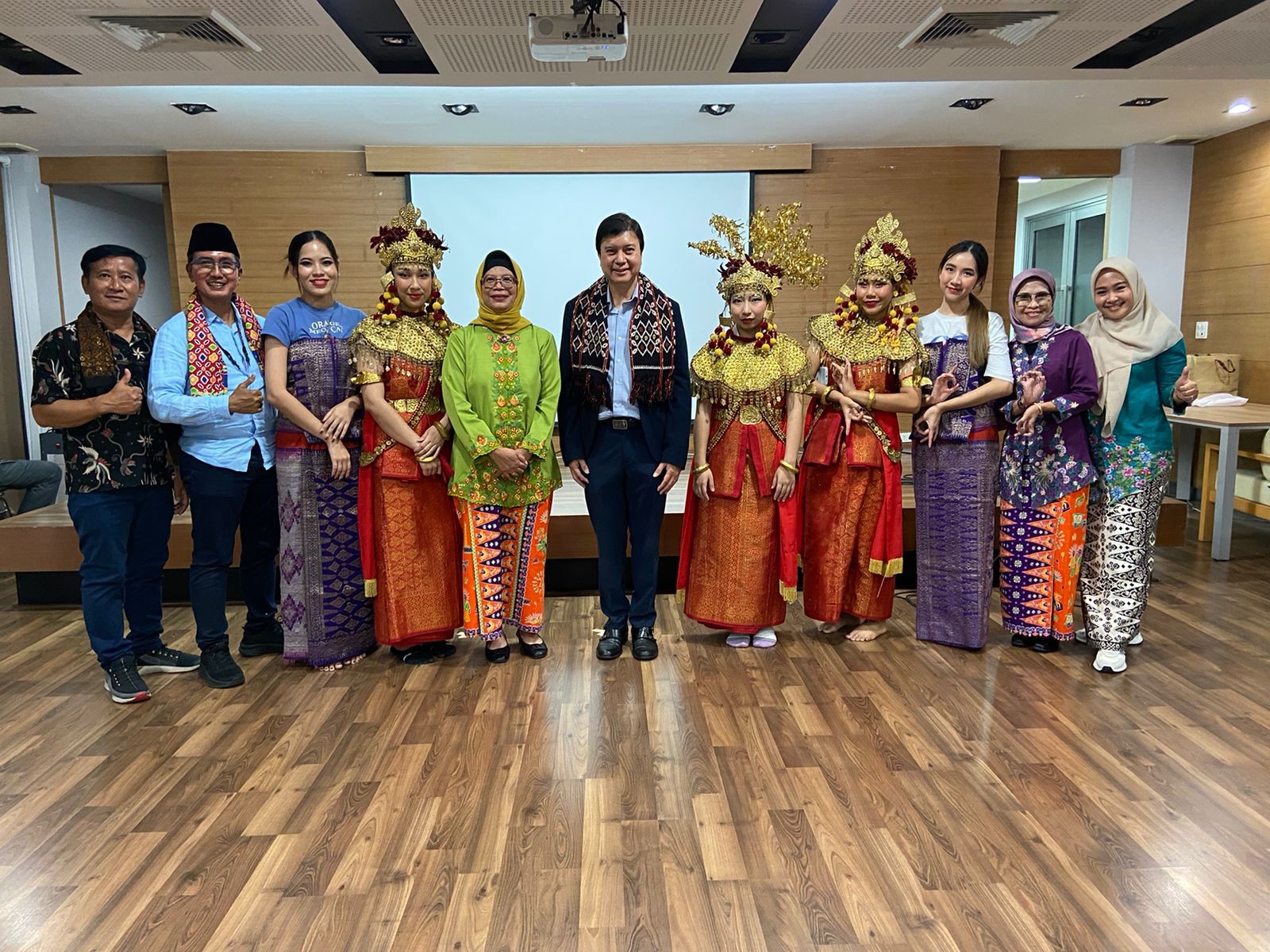 You are currently viewing Pelatihan Tari Gending Sriwijaya Untuk Mahasiswa BIPA Di Universitas Thammasat Thailand