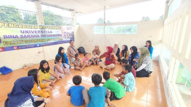 Inspiring! Dosen UBSI Beri Pelatihan Bahasa Inggris Cuma-Cuma Untuk Anak Kurang Mampu Di Depok