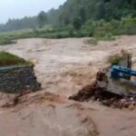 Read more about the article Banjir Parah di Kampung Nyalindung, Cibeber, Cianjur: Aktivitas Warga dan Sekolah Terganggu