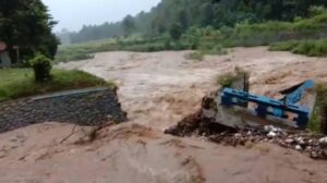 Read more about the article Banjir Parah di Kampung Nyalindung, Cibeber, Cianjur: Aktivitas Warga dan Sekolah Terganggu