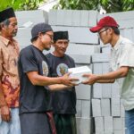 Read more about the article Sekolah Rusak Berbenah, Anak-anak Kembali Bersemangat Belajar: Gotong Royong di Desa Pasirjambu 