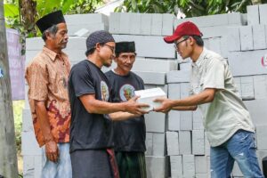 Read more about the article Sekolah Rusak Berbenah, Anak-anak Kembali Bersemangat Belajar: Gotong Royong di Desa Pasirjambu 