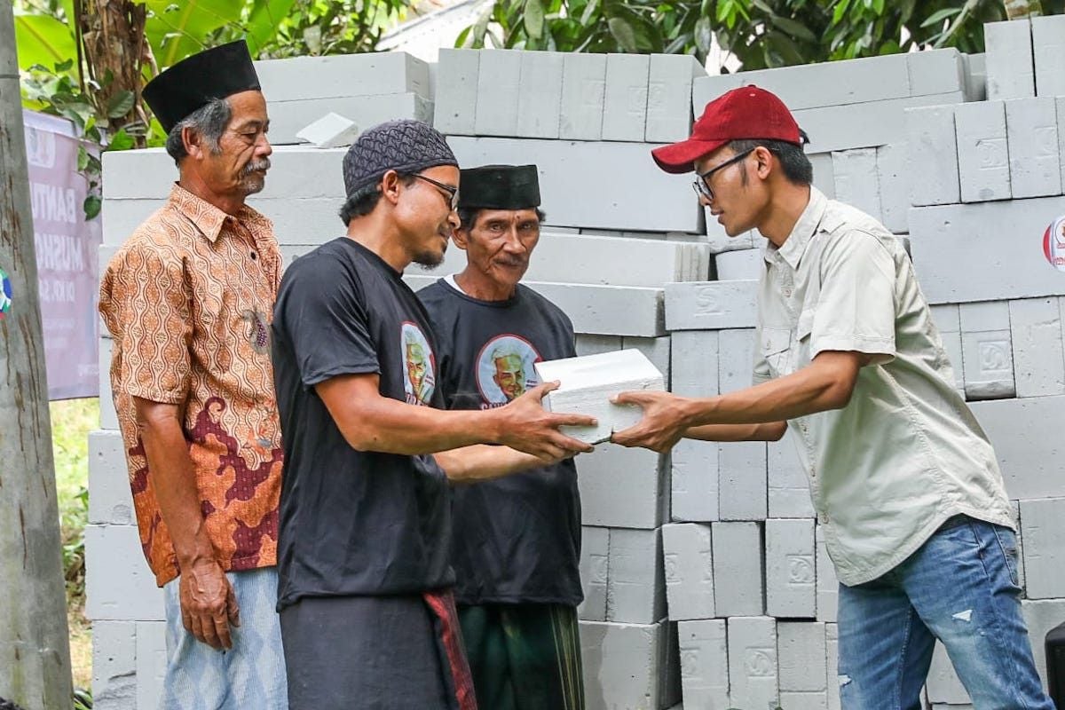 You are currently viewing Sekolah Rusak Berbenah, Anak-anak Kembali Bersemangat Belajar: Gotong Royong di Desa Pasirjambu 