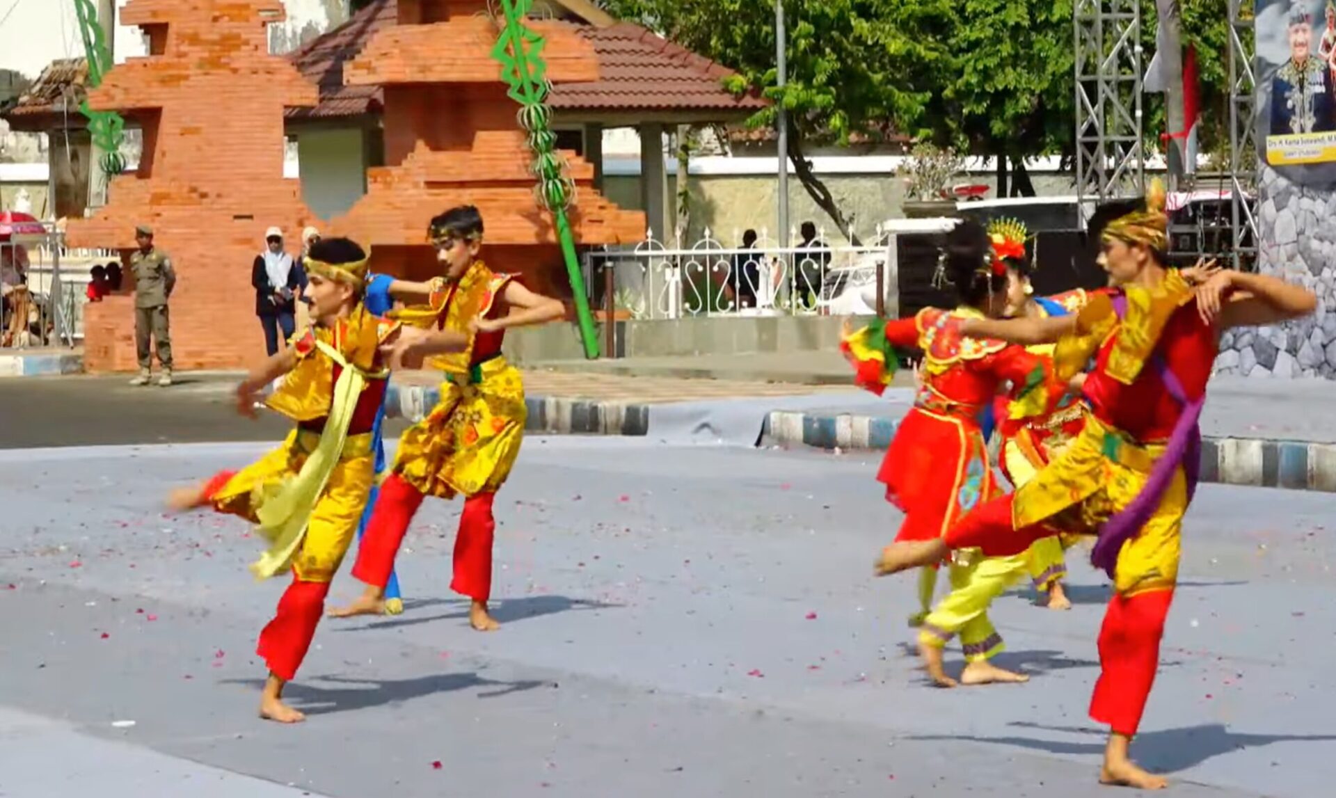 You are currently viewing Nandak Mingser Mewarnai Situbondo Ethnic Festival