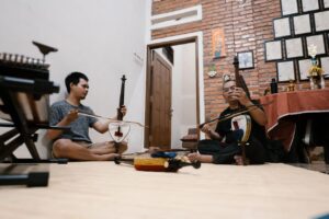 Read more about the article Pelatihan Waditra Rebab Sunda di Sanggar “Gandes Pamantes” Kota Bogor: Upaya Melestarikan Identitas Budaya