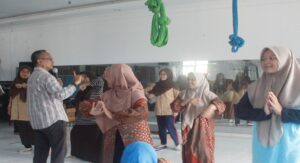 Read more about the article Pelatihan Tari Tradisi bagi Guru-Guru SDIT Nurul Islam Harapan Baru Bekasi: Upaya Penguatan Karakter dan Pelestarian Budaya Bangsa